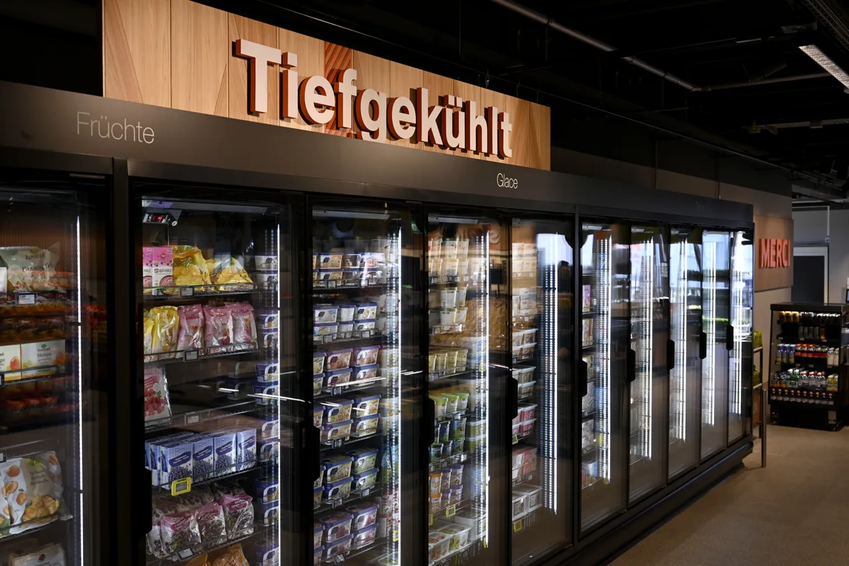 Regale in der Migros-Filiale in Egg sind zu sehen.